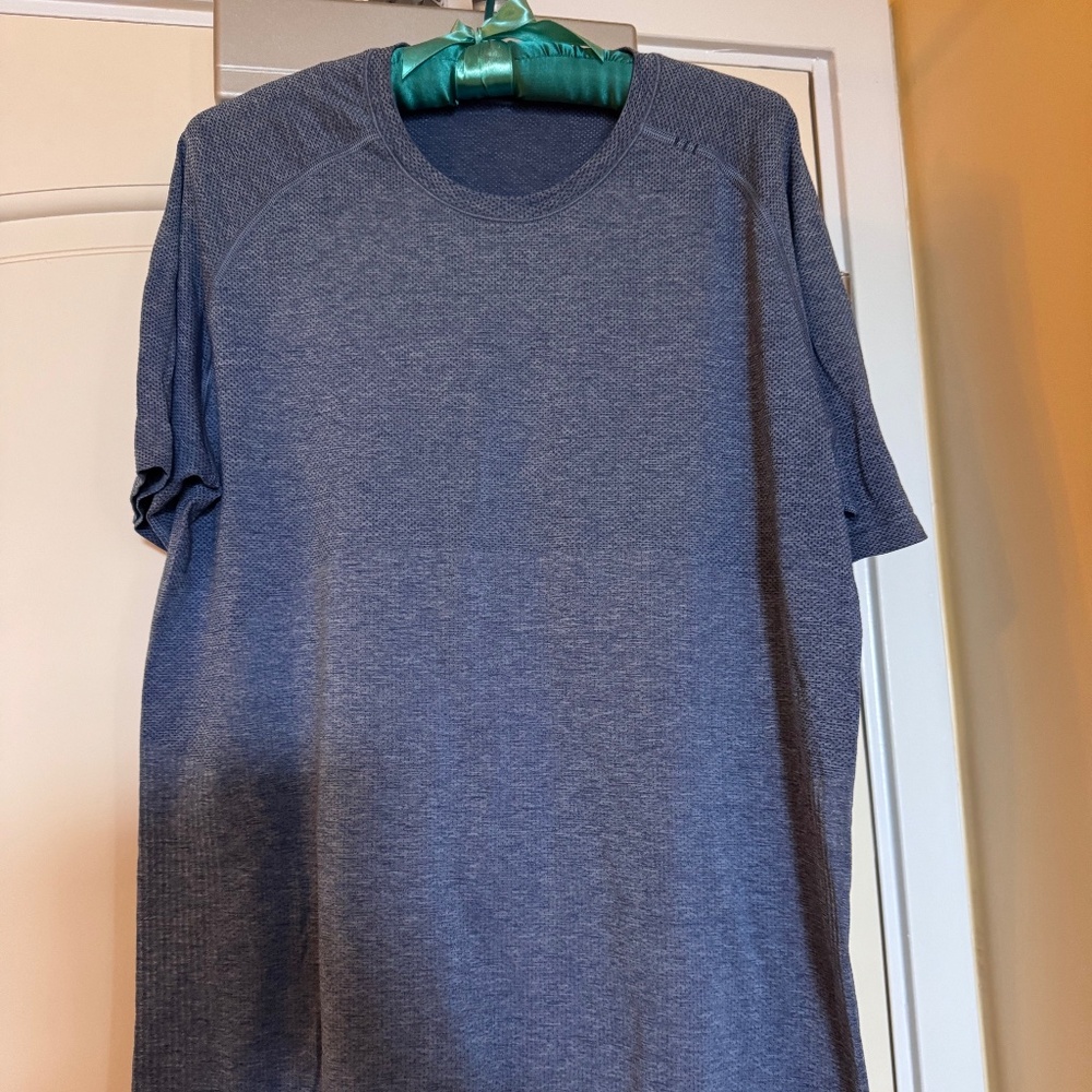 Lululemon men’s short sleeve t shirt Large